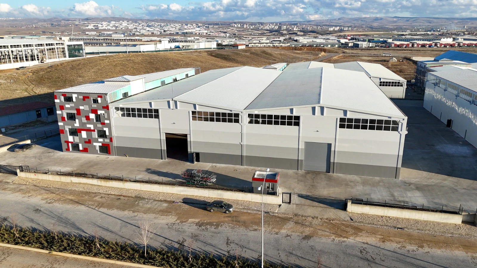 Başkent OSB endüstriyel tesis uzun cephe görünümü