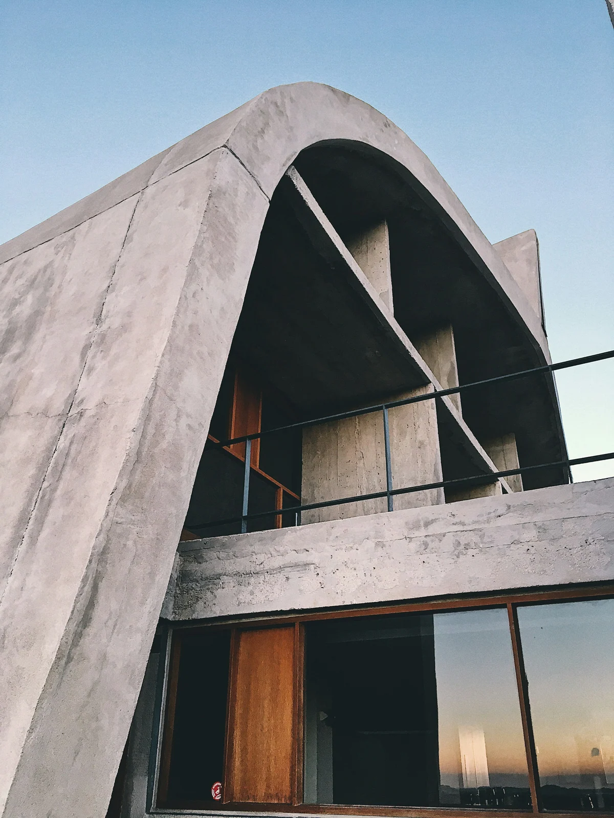 Doğal ışıkla buluşan çağdaş beton yapı